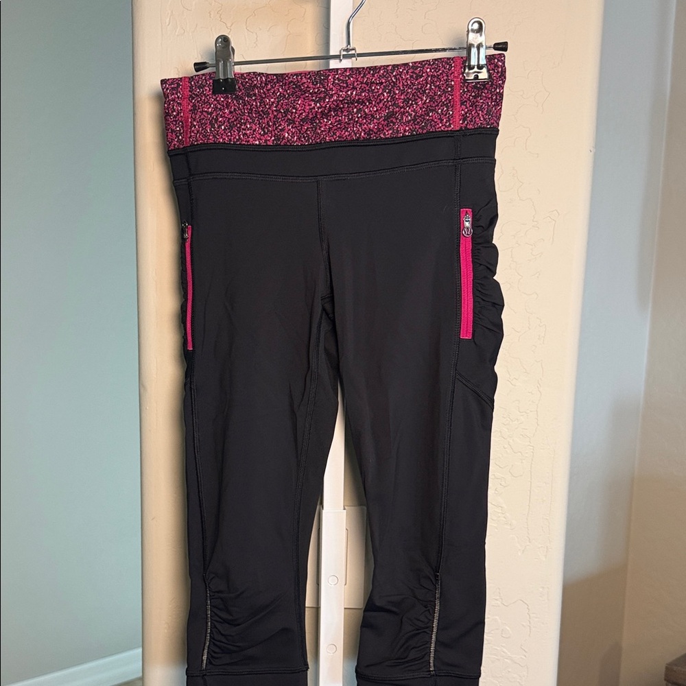 LULULEMON WOMENS KNEE LENGTH RUNNING/TRAINING LEGGING BLK-PINK SZ 4